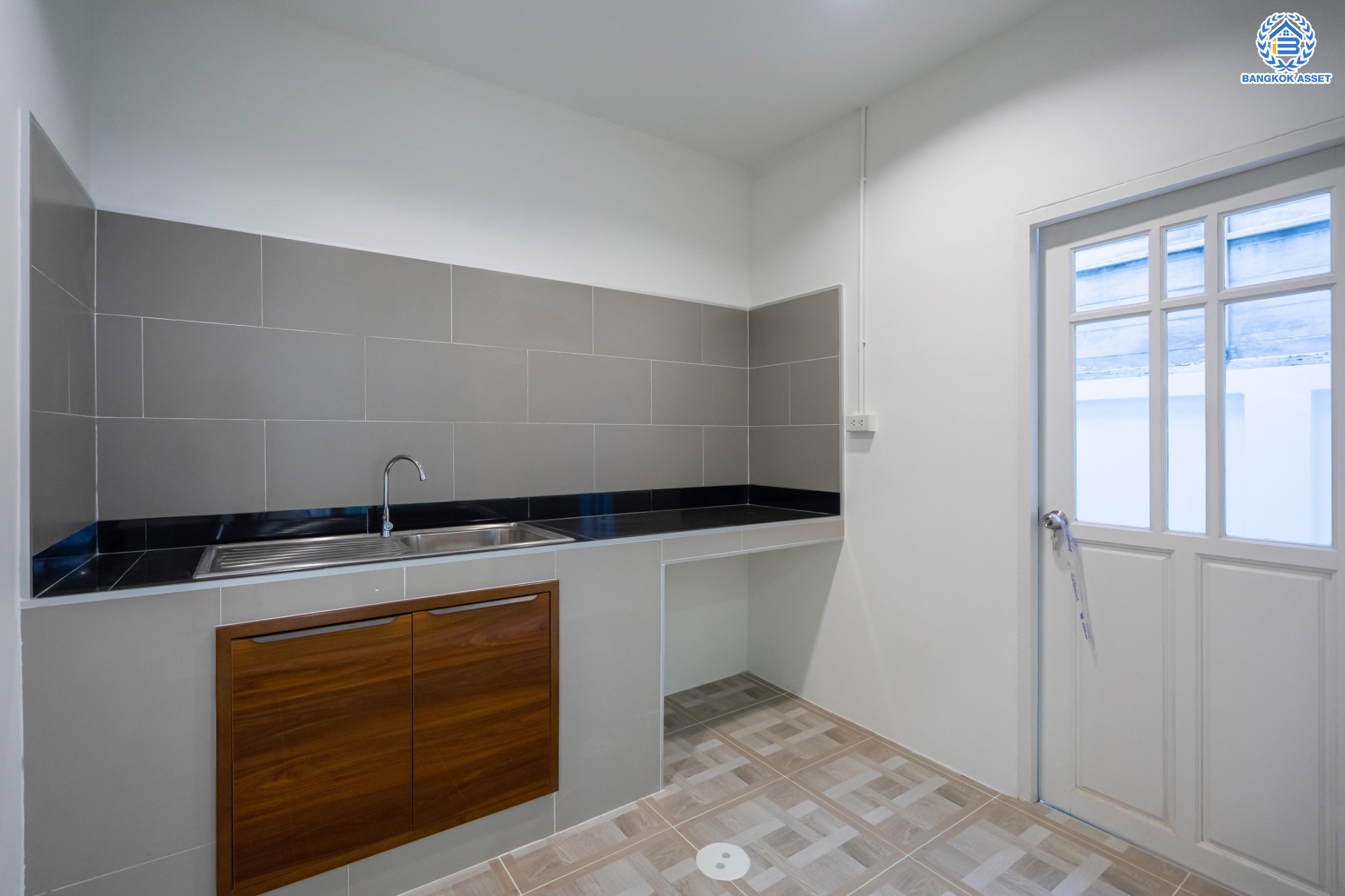 บ้านมือสองตกแต่งใหม่ ม.บ้านริมสวน ดอนเมือง เนื้อที่ 17.6 ตร.ว. ฟังก์ชันจัดเต็ม 3 ห้องนอน 3 ห้องน้ำ จอดรถได้ 2 คัน มีความเป็นส่วนตัว เดินทางเข้าสู่ใจกลางเมืองได้อย่างสะดวกสบาย ใกล้สนามบินดอนเมือง และทางด่วนศรีสมาน